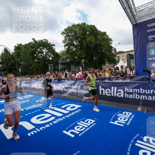 29.06.2025 - hella hamburg halbmarathon Zöllner http://msf.ph/oto/8410643 29.06.2025 10:45:01 Ziel 1171, 1424, 1520, 2890, 4425, 7843, 9030, 15334, 16058, 17381, 17382, 17406, 17544, 18055, 18631 meine-sportfotos.de