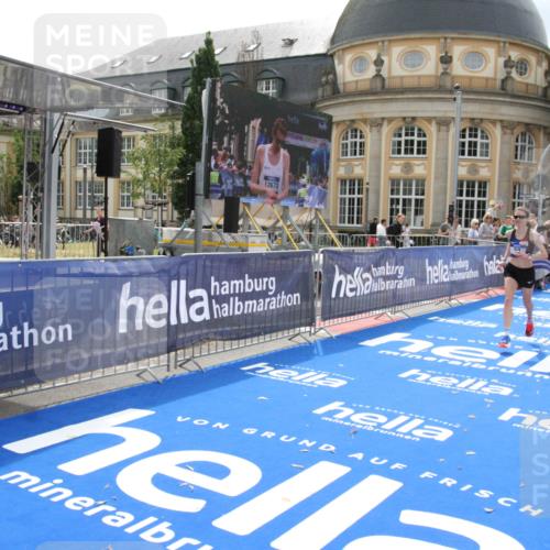29.06.2025 - hella hamburg halbmarathon Michael Strokosch http://msf.ph/oto/8410650 29.06.2025 10:16:14 Ziel 50 meine-sportfotos.de