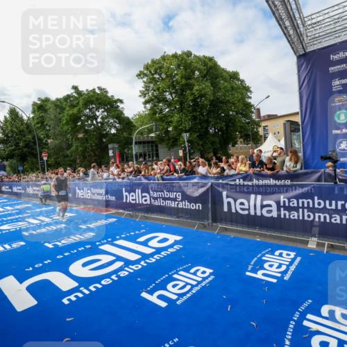 29.06.2025 - hella hamburg halbmarathon Zöllner http://msf.ph/oto/8410655 29.06.2025 10:20:48 Ziel 14360, 16988, 17402 meine-sportfotos.de