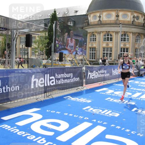 29.06.2025 - hella hamburg halbmarathon Michael Strokosch http://msf.ph/oto/8410657 29.06.2025 10:16:14 Ziel 50 meine-sportfotos.de