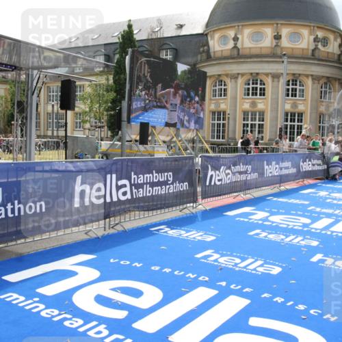 29.06.2025 - hella hamburg halbmarathon Michael Strokosch http://msf.ph/oto/8410665 29.06.2025 10:16:15 Ziel 50 meine-sportfotos.de