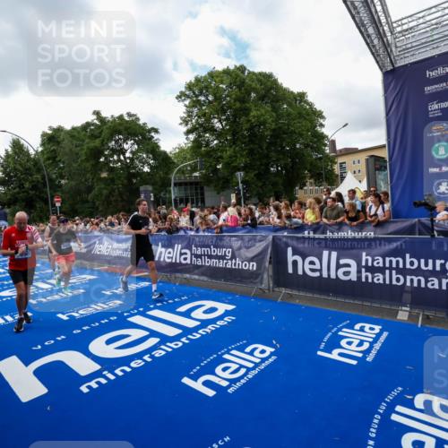29.06.2025 - hella hamburg halbmarathon Zöllner http://msf.ph/oto/8410668 29.06.2025 10:45:02 Ziel 1171, 1424, 1520, 2890, 4425, 6266, 7709, 7843, 9030, 11688, 15334, 16058, 17381, 17382, 17406, 17544, 18055, 18631 meine-sportfotos.de