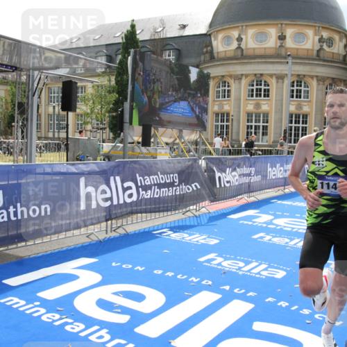 29.06.2025 - hella hamburg halbmarathon Michael Strokosch http://msf.ph/oto/8410675 29.06.2025 10:16:24 Ziel 11409 meine-sportfotos.de