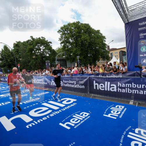 29.06.2025 - hella hamburg halbmarathon Zöllner http://msf.ph/oto/8410676 29.06.2025 10:45:03 Ziel 1171, 1424, 1520, 2890, 6266, 7709, 7843, 9030, 10741, 11688, 15334, 16058, 17381, 17382, 17544, 18055 meine-sportfotos.de