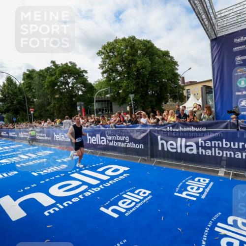 29.06.2025 - hella hamburg halbmarathon Zöllner http://msf.ph/oto/8410678 29.06.2025 10:20:49 Ziel 14360, 16988, 17402 meine-sportfotos.de