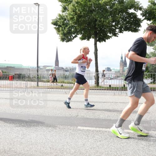 29.06.2025 - hella hamburg halbmarathon Lena Gebhardt http://msf.ph/oto/8410679 29.06.2025 10:41:45 Lombardsbrücke 1623, 12419, 1039, 1314, 1509, 1536, 1542, 1623, 1648, 1712, 2153, 2258, 3326, 3344, 3459, 3460, 3532, 3533, 3568, 3623, 4415, 4541, 4610, 4735, 4736, 4787, 5432, 5688, 5689, 5928, 5942, 6137, 6153, 6250, 6320, 6430, 6436, 6450, 6618, 6793, 6846, 6894, 7022, 7023, 7477, 7955, 7968, 8004, 8162, 8163, 8300, 8301, 8443, 8586, 8848, 8897, 8908, 8992, 9223, 9467, 9588, 10181, 10348, 10483, 10623, 11011, 11166 meine-sportfotos.de