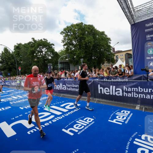 29.06.2025 - hella hamburg halbmarathon Zöllner http://msf.ph/oto/8410680 29.06.2025 10:45:03 Ziel 1171, 1424, 1520, 2890, 6266, 7709, 7843, 9030, 10741, 11688, 15334, 16058, 17381, 17382, 17544, 18055 meine-sportfotos.de