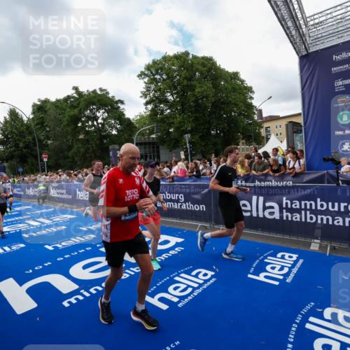 29.06.2025 - hella hamburg halbmarathon Zöllner http://msf.ph/oto/8410687 29.06.2025 10:45:03 Ziel 1171, 1424, 1520, 2890, 6266, 7709, 7843, 9030, 10741, 11688, 15334, 16058, 17381, 17382, 17544, 18055 meine-sportfotos.de