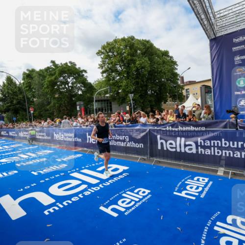 29.06.2025 - hella hamburg halbmarathon Zöllner http://msf.ph/oto/8410689 29.06.2025 10:20:49 Ziel 14360, 16988, 17402 meine-sportfotos.de