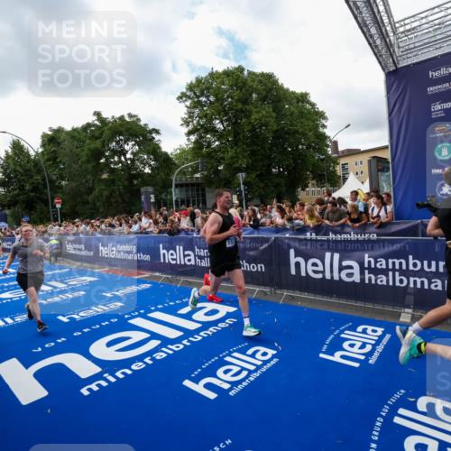 29.06.2025 - hella hamburg halbmarathon Zöllner http://msf.ph/oto/8410698 29.06.2025 10:45:04 Ziel 1171, 1424, 1520, 2890, 3917, 6266, 7709, 7843, 9030, 9710, 10741, 11688, 13919, 15334, 16058, 17381, 17382, 17544, 18055 meine-sportfotos.de