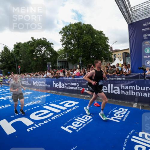 29.06.2025 - hella hamburg halbmarathon Zöllner http://msf.ph/oto/8410702 29.06.2025 10:45:04 Ziel 1171, 1424, 1520, 2890, 3917, 6266, 7709, 7843, 9030, 9710, 10741, 11688, 13919, 15334, 16058, 17381, 17382, 17544, 18055 meine-sportfotos.de