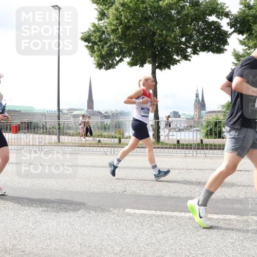 29.06.2025 - hella hamburg halbmarathon Lena Gebhardt http://msf.ph/oto/8410704 29.06.2025 10:41:45 Lombardsbrücke 1623, 12419, 1039, 1314, 1509, 1536, 1542, 1623, 1648, 1712, 2153, 2258, 3326, 3344, 3459, 3460, 3532, 3533, 3568, 3623, 4415, 4541, 4610, 4735, 4736, 4787, 5432, 5688, 5689, 5928, 5942, 6137, 6153, 6250, 6320, 6430, 6436, 6450, 6618, 6793, 6846, 6894, 7022, 7023, 7477, 7955, 7968, 8004, 8162, 8163, 8300, 8301, 8443, 8586, 8848, 8897, 8908, 8992, 9223, 9467, 9588, 10181, 10348, 10483, 10623, 11011, 11166 meine-sportfotos.de
