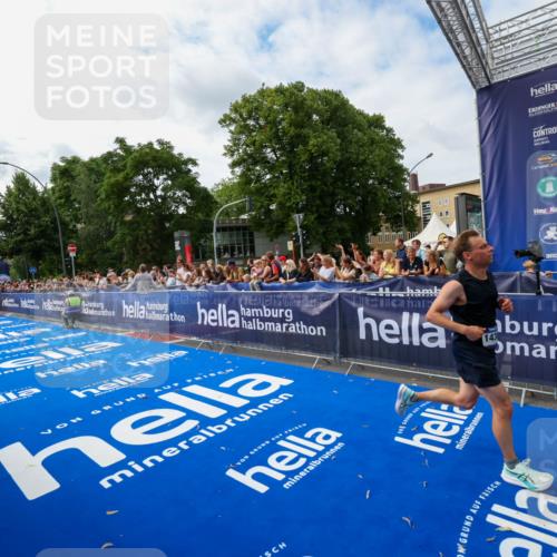 29.06.2025 - hella hamburg halbmarathon Zöllner http://msf.ph/oto/8410709 29.06.2025 10:20:50 Ziel 14360, 16988, 17402 meine-sportfotos.de