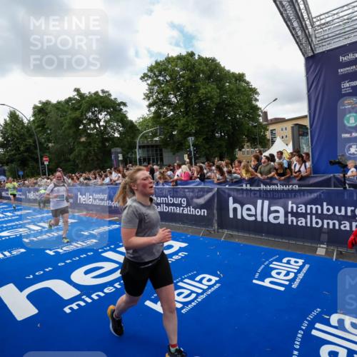 29.06.2025 - hella hamburg halbmarathon Zöllner http://msf.ph/oto/8410713 29.06.2025 10:45:05 Ziel 1171, 1424, 1520, 3917, 4997, 6266, 7709, 7843, 9710, 10741, 11688, 13919, 15334, 15365, 16058, 17381, 17544, 18055 meine-sportfotos.de