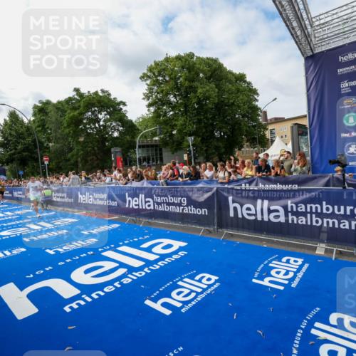 29.06.2025 - hella hamburg halbmarathon Zöllner http://msf.ph/oto/8410717 29.06.2025 10:20:53 Ziel 11210, 14766, 16988, 17402 meine-sportfotos.de