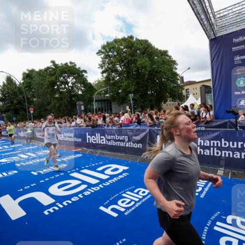 29.06.2025 - hella hamburg halbmarathon Zöllner http://msf.ph/oto/8410720 29.06.2025 10:45:05 Ziel 1171, 1424, 1520, 3917, 4997, 6266, 7709, 7843, 9710, 10741, 11688, 13919, 15334, 15365, 16058, 17381, 17544, 18055 meine-sportfotos.de