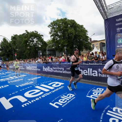 29.06.2025 - hella hamburg halbmarathon Zöllner http://msf.ph/oto/8410732 29.06.2025 10:45:07 Ziel 1171, 2270, 3917, 4997, 6266, 7709, 7843, 9710, 10313, 10741, 11688, 13919, 15334, 15365, 16058, 16689, 17381, 17544 meine-sportfotos.de
