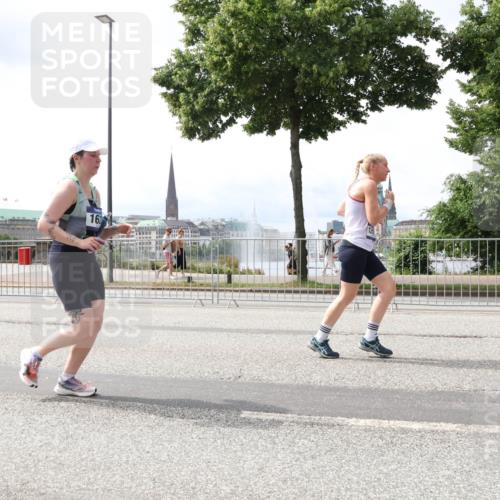 29.06.2025 - hella hamburg halbmarathon Lena Gebhardt http://msf.ph/oto/8410734 29.06.2025 10:41:46 Lombardsbrücke 16, 1039, 1314, 1509, 1536, 1542, 1623, 1648, 1712, 2153, 2258, 3326, 3344, 3459, 3460, 3532, 3533, 3568, 3623, 4415, 4541, 4610, 4735, 4736, 4787, 5432, 5688, 5689, 5928, 5942, 6136, 6137, 6153, 6250, 6320, 6430, 6436, 6450, 6618, 6793, 6846, 6894, 7022, 7023, 7477, 7955, 7968, 8004, 8162, 8163, 8300, 8301, 8443, 8586, 8848, 8897, 8908, 9223, 9467, 9588, 10181, 10348, 10483, 10623, 11011, 11166 meine-sportfotos.de