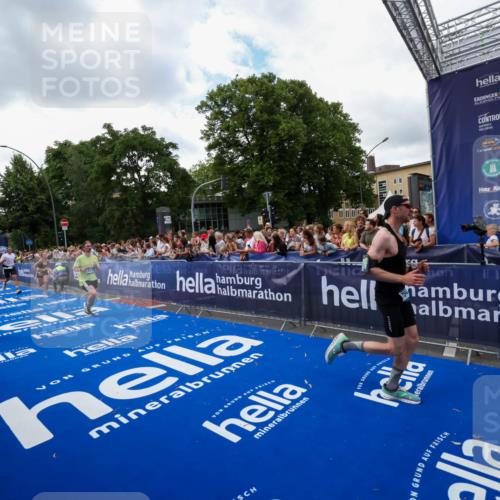 29.06.2025 - hella hamburg halbmarathon Zöllner http://msf.ph/oto/8410739 29.06.2025 10:45:07 Ziel 1171, 2270, 3917, 4997, 6266, 7709, 7843, 9710, 10313, 10741, 11688, 13919, 15334, 15365, 16058, 16689, 17381, 17544 meine-sportfotos.de