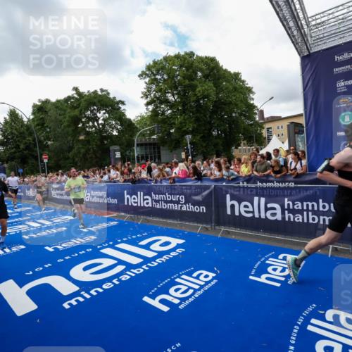 29.06.2025 - hella hamburg halbmarathon Zöllner http://msf.ph/oto/8410746 29.06.2025 10:45:07 Ziel 1171, 2270, 3917, 4997, 6266, 7709, 7843, 9710, 10313, 10741, 11688, 13919, 15334, 15365, 16058, 16689, 17381, 17544 meine-sportfotos.de