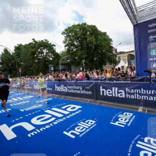 29.06.2025 - hella hamburg halbmarathon Zöllner http://msf.ph/oto/8410753 29.06.2025 10:45:07 Ziel 1171, 2270, 3917, 4997, 6266, 7709, 7843, 9710, 10313, 10741, 11688, 13919, 15334, 15365, 16058, 16689, 17381, 17544 meine-sportfotos.de
