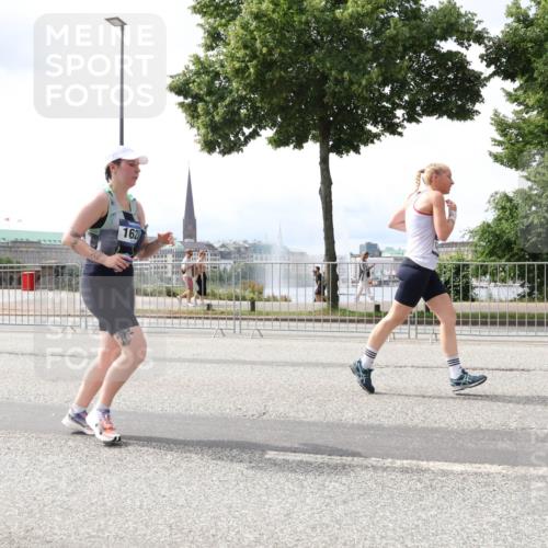 29.06.2025 - hella hamburg halbmarathon Lena Gebhardt http://msf.ph/oto/8410759 29.06.2025 10:41:46 Lombardsbrücke 162, 1039, 1314, 1509, 1536, 1542, 1623, 1648, 1712, 2153, 2258, 3326, 3344, 3459, 3460, 3532, 3533, 3568, 3623, 4415, 4541, 4610, 4735, 4736, 4787, 5432, 5688, 5689, 5928, 5942, 6136, 6137, 6153, 6250, 6320, 6430, 6436, 6450, 6618, 6793, 6846, 6894, 7022, 7023, 7477, 7955, 7968, 8004, 8162, 8163, 8300, 8301, 8443, 8586, 8848, 8897, 8908, 9223, 9467, 9588, 10181, 10348, 10483, 10623, 11011, 11166 meine-sportfotos.de