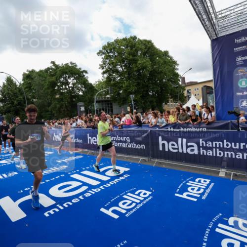 29.06.2025 - hella hamburg halbmarathon Zöllner http://msf.ph/oto/8410762 29.06.2025 10:45:08 Ziel 1171, 2270, 3917, 4997, 6266, 7709, 7843, 9302, 9710, 10313, 10741, 11688, 13919, 15334, 15365, 16685, 16689, 17381 meine-sportfotos.de