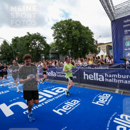 29.06.2025 - hella hamburg halbmarathon Zöllner http://msf.ph/oto/8410768 29.06.2025 10:45:08 Ziel 1171, 2270, 3917, 4997, 6266, 7709, 7843, 9302, 9710, 10313, 10741, 11688, 13919, 15334, 15365, 16685, 16689, 17381 meine-sportfotos.de