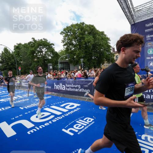 29.06.2025 - hella hamburg halbmarathon Zöllner http://msf.ph/oto/8410780 29.06.2025 10:45:09 Ziel 1171, 2270, 3917, 4997, 6266, 6575, 6819, 7709, 7843, 9302, 9710, 10313, 10741, 11688, 13919, 15334, 15365, 16685, 16689, 17381, 17960 meine-sportfotos.de