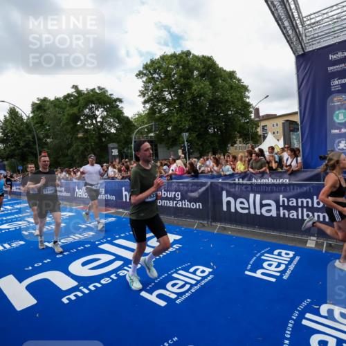 29.06.2025 - hella hamburg halbmarathon Zöllner http://msf.ph/oto/8410783 29.06.2025 10:45:09 Ziel 1171, 2270, 3917, 4997, 6266, 6575, 6819, 7709, 7843, 9302, 9710, 10313, 10741, 11688, 13919, 15334, 15365, 16685, 16689, 17381, 17960 meine-sportfotos.de