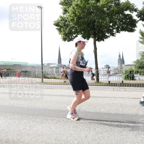 29.06.2025 - hella hamburg halbmarathon Lena Gebhardt http://msf.ph/oto/8410784 29.06.2025 10:41:46 Lombardsbrücke 1623, 1039, 1314, 1509, 1536, 1542, 1623, 1648, 1712, 2153, 2258, 3326, 3344, 3459, 3460, 3532, 3533, 3568, 3623, 4415, 4541, 4610, 4735, 4736, 4787, 5432, 5688, 5689, 5928, 5942, 6136, 6137, 6153, 6250, 6320, 6430, 6436, 6450, 6618, 6793, 6846, 6894, 7022, 7023, 7477, 7955, 7968, 8004, 8162, 8163, 8300, 8301, 8443, 8586, 8848, 8897, 8908, 9223, 9467, 9588, 10181, 10348, 10483, 10623, 11011, 11166 meine-sportfotos.de