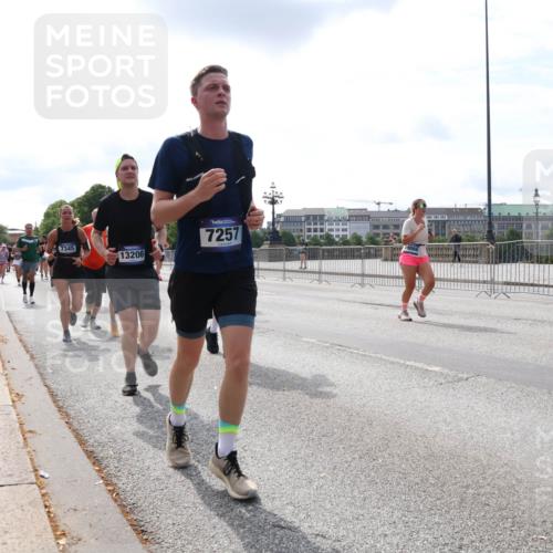 29.06.2025 - hella hamburg halbmarathon Lena Gebhardt http://msf.ph/oto/8410787 29.06.2025 10:17:04 Lombardsbrücke 7345, 13206, 7257, 1083, 1117, 1137, 1240, 1298, 1331, 1348, 1356, 1403, 1477, 1553, 1602, 1825, 2225, 2347, 2908, 2912, 3088, 3176, 3210, 3450, 3464, 3466, 3622, 5023, 5036, 5037, 5390, 5929, 5930, 5995, 6126, 6128, 6328, 6522, 6742, 6941, 6948, 7114, 7115, 7257, 7345, 7360, 7376, 7445, 7647, 7924, 7928, 7945, 8253, 8263, 8317, 8513, 8558, 8619, 8857, 8983, 9091, 9152, 9208, 9259, 9332, 9492, 9676, 10232 meine-sportfotos.de