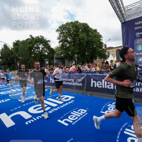 29.06.2025 - hella hamburg halbmarathon Zöllner http://msf.ph/oto/8410795 29.06.2025 10:45:10 Ziel 2270, 3917, 4997, 6266, 6575, 6819, 7087, 7709, 7843, 9302, 9710, 10313, 10741, 11688, 13919, 15334, 15365, 16685, 16689, 17120, 17960, 18346, 18718 meine-sportfotos.de