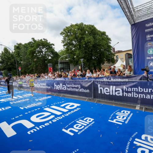 29.06.2025 - hella hamburg halbmarathon Zöllner http://msf.ph/oto/8410802 29.06.2025 10:20:58 Ziel 11210, 14766, 19075 meine-sportfotos.de