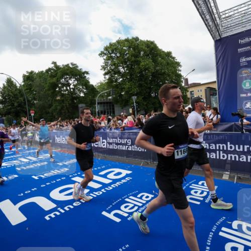 29.06.2025 - hella hamburg halbmarathon Zöllner http://msf.ph/oto/8410806 29.06.2025 10:45:10 Ziel 2270, 3917, 4997, 6266, 6575, 6819, 7087, 7709, 7843, 9302, 9710, 10313, 10741, 11688, 13919, 15334, 15365, 16685, 16689, 17120, 17960, 18346, 18718 meine-sportfotos.de