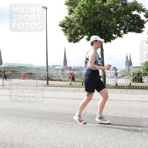 29.06.2025 - hella hamburg halbmarathon Lena Gebhardt http://msf.ph/oto/8410809 29.06.2025 10:41:46 Lombardsbrücke 1039, 1314, 1509, 1536, 1542, 1623, 1648, 1712, 2153, 2258, 3326, 3344, 3459, 3460, 3532, 3533, 3568, 3623, 4415, 4541, 4610, 4735, 4736, 4787, 5432, 5688, 5689, 5928, 5942, 6136, 6137, 6153, 6250, 6320, 6430, 6436, 6450, 6618, 6793, 6846, 6894, 7022, 7023, 7477, 7955, 7968, 8004, 8162, 8163, 8300, 8301, 8443, 8586, 8848, 8897, 8908, 9223, 9467, 9588, 10181, 10348, 10483, 10623, 11011, 11166 meine-sportfotos.de