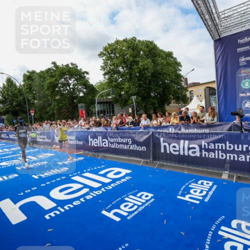 29.06.2025 - hella hamburg halbmarathon Zöllner http://msf.ph/oto/8410812 29.06.2025 10:20:58 Ziel 11210, 14766, 19075 meine-sportfotos.de