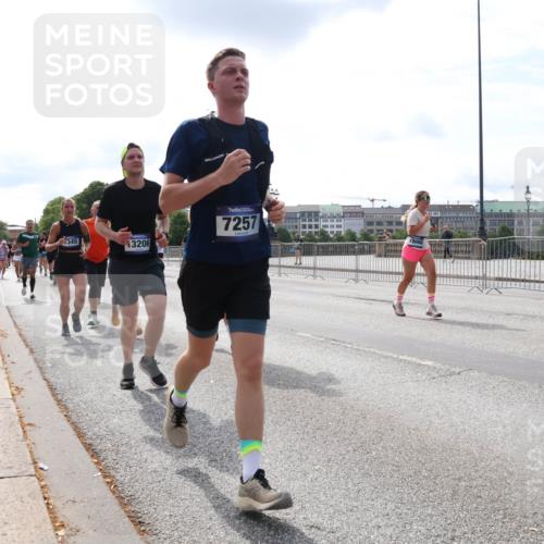 29.06.2025 - hella hamburg halbmarathon Lena Gebhardt http://msf.ph/oto/8410813 29.06.2025 10:17:04 Lombardsbrücke 345, 3206, 7257, 1083, 1117, 1137, 1240, 1298, 1331, 1348, 1356, 1403, 1477, 1553, 1602, 1825, 2225, 2347, 2908, 2912, 3088, 3176, 3210, 3450, 3464, 3466, 3622, 5023, 5036, 5037, 5390, 5929, 5930, 5995, 6126, 6128, 6328, 6522, 6742, 6941, 6948, 7114, 7115, 7257, 7345, 7360, 7376, 7445, 7647, 7924, 7928, 7945, 8253, 8263, 8317, 8513, 8558, 8619, 8857, 8983, 9091, 9152, 9208, 9259, 9332, 9492, 9676, 10232 meine-sportfotos.de