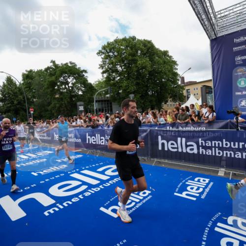 29.06.2025 - hella hamburg halbmarathon Zöllner http://msf.ph/oto/8410814 29.06.2025 10:45:11 Ziel 2270, 3917, 4997, 6266, 6575, 6819, 7087, 7709, 9302, 9710, 10313, 10741, 11688, 13919, 15365, 15651, 16685, 16689, 17120, 17960, 18346, 18718 meine-sportfotos.de