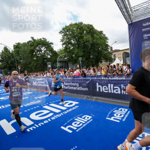 29.06.2025 - hella hamburg halbmarathon Zöllner http://msf.ph/oto/8410820 29.06.2025 10:45:11 Ziel 2270, 3917, 4997, 6266, 6575, 6819, 7087, 7709, 9302, 9710, 10313, 10741, 11688, 13919, 15365, 15651, 16685, 16689, 17120, 17960, 18346, 18718 meine-sportfotos.de