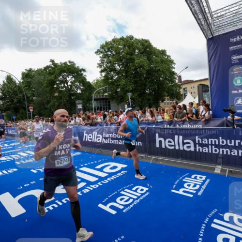 29.06.2025 - hella hamburg halbmarathon Zöllner http://msf.ph/oto/8410825 29.06.2025 10:45:11 Ziel 2270, 3917, 4997, 6266, 6575, 6819, 7087, 7709, 9302, 9710, 10313, 10741, 11688, 13919, 15365, 15651, 16685, 16689, 17120, 17960, 18346, 18718 meine-sportfotos.de