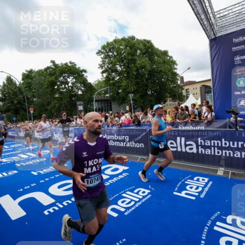 29.06.2025 - hella hamburg halbmarathon Zöllner http://msf.ph/oto/8410832 29.06.2025 10:45:12 Ziel 2270, 3917, 4997, 6375, 6575, 6819, 7087, 9302, 9710, 10313, 10741, 13919, 15365, 15651, 16685, 16689, 17120, 17960, 18346, 18718 meine-sportfotos.de