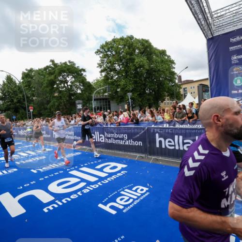 29.06.2025 - hella hamburg halbmarathon Zöllner http://msf.ph/oto/8410837 29.06.2025 10:45:12 Ziel 2270, 3917, 4997, 6375, 6575, 6819, 7087, 9302, 9710, 10313, 10741, 13919, 15365, 15651, 16685, 16689, 17120, 17960, 18346, 18718 meine-sportfotos.de