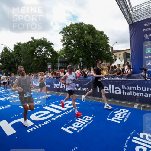 29.06.2025 - hella hamburg halbmarathon Zöllner http://msf.ph/oto/8410845 29.06.2025 10:45:13 Ziel 2270, 3917, 4997, 6054, 6375, 6575, 6819, 7087, 9302, 9710, 10313, 13919, 15365, 15651, 16685, 16689, 17120, 17960, 18346, 18718 meine-sportfotos.de