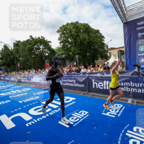 29.06.2025 - hella hamburg halbmarathon Zöllner http://msf.ph/oto/8410846 29.06.2025 10:20:59 Ziel 11210, 14766, 19075 meine-sportfotos.de