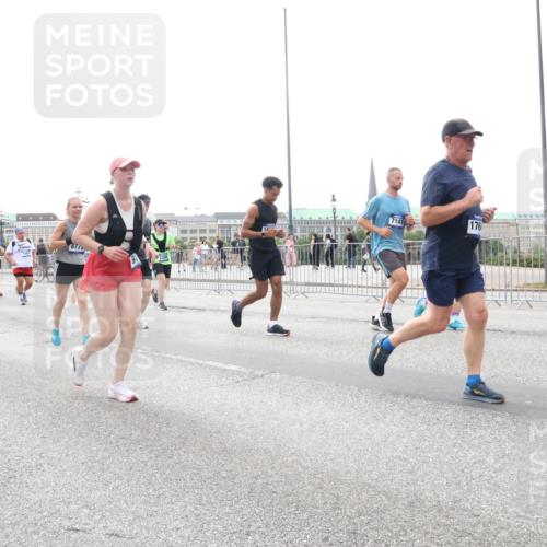 29.06.2025 - hella hamburg halbmarathon Lena Gebhardt http://msf.ph/oto/8410847 29.06.2025 10:51:03 Lombardsbrücke 8775, 5553, 16, 7141, 176, 1129, 1203, 1208, 1404, 1478, 1930, 2200, 2202, 2358, 2380, 2859, 3184, 3229, 3647, 3838, 3934, 4156, 4642, 4652, 4695, 4713, 4771, 4848, 4920, 5286, 5289, 5357, 5530, 6178, 7012, 7133, 7141, 7161, 7770, 7771, 7825, 7938, 8200, 8410, 8672, 8779, 8833, 8986, 9096, 9166, 9167, 9168, 9933, 10029, 10437, 10552, 10614, 10636, 11052, 11252, 11577, 12392, 12393, 14534, 15017, 15416 meine-sportfotos.de