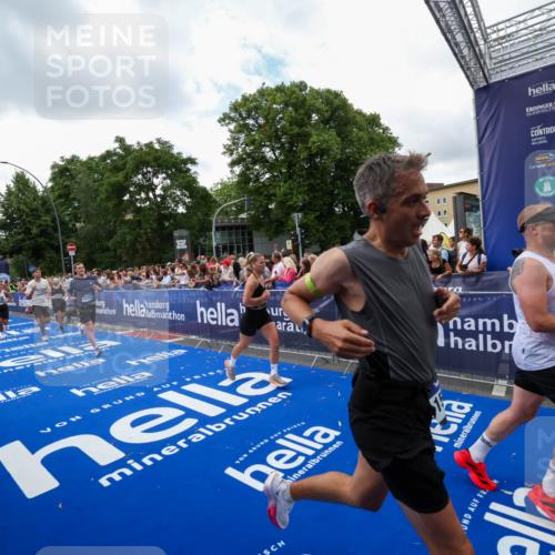 29.06.2025 - hella hamburg halbmarathon Zöllner http://msf.ph/oto/8410856 29.06.2025 10:45:13 Ziel 2270, 3917, 4997, 6054, 6375, 6575, 6819, 7087, 9302, 9710, 10313, 13919, 15365, 15651, 16685, 16689, 17120, 17960, 18346, 18718 meine-sportfotos.de