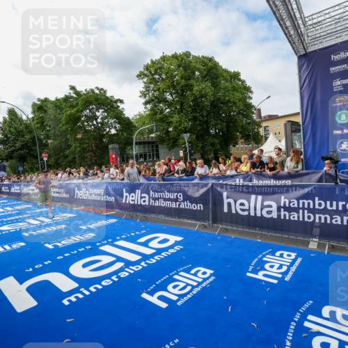 29.06.2025 - hella hamburg halbmarathon Zöllner http://msf.ph/oto/8410857 29.06.2025 10:21:03 Ziel 6530, 19075 meine-sportfotos.de