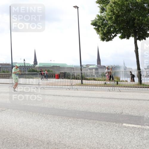 29.06.2025 - hella hamburg halbmarathon Lena Gebhardt http://msf.ph/oto/8410860 29.06.2025 10:41:47 Lombardsbrücke 1763, 16730, 1039, 1314, 1509, 1536, 1542, 1623, 1648, 1712, 2145, 2153, 2258, 3326, 3344, 3459, 3460, 3532, 3533, 3568, 3623, 4415, 4541, 4610, 4735, 4736, 4787, 5432, 5688, 5689, 5928, 5942, 6136, 6137, 6153, 6250, 6320, 6430, 6436, 6450, 6618, 6793, 6846, 6894, 7022, 7023, 7477, 7955, 7968, 8004, 8162, 8163, 8300, 8301, 8443, 8586, 8848, 8897, 8908, 9223, 9467, 9588, 10181, 10348, 10483, 10623, 11011, 11166 meine-sportfotos.de