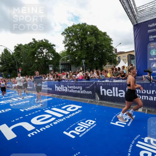 29.06.2025 - hella hamburg halbmarathon Zöllner http://msf.ph/oto/8410867 29.06.2025 10:45:14 Ziel 2270, 4997, 6054, 6375, 6575, 6819, 7087, 9302, 10313, 12783, 15365, 15636, 15651, 15760, 16513, 16685, 16689, 17120, 17960, 18346, 18718 meine-sportfotos.de